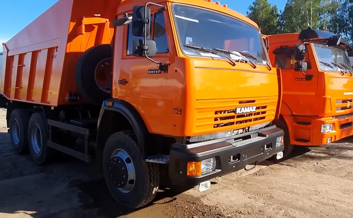 Kamaz zaprezentował nową wersję modelu 65115, który jest w stu procentach zbudowany z rosyjskiej myśli technicznej. Samochód cofnął się w czasie o kilkadziesiąt lat
