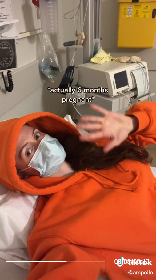 Abby zistila, že sa stane matkou. 
