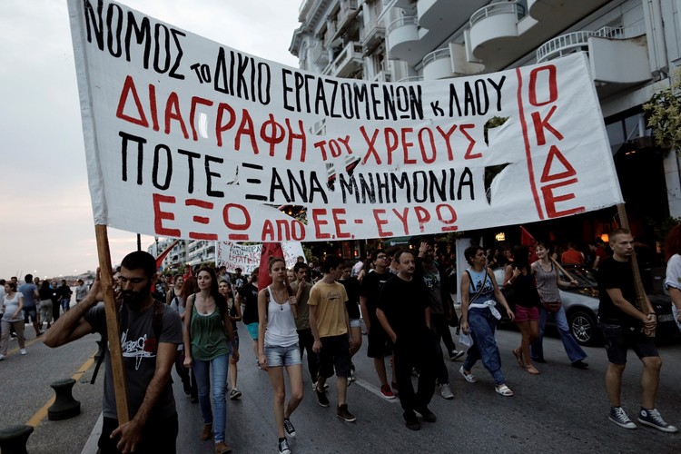 Biorąc pod uwagę wspomniany wcześniej brak procedur i niebezpieczeństwo politycznego chaosu w Grecji, trzeba się liczyć z tym, że Grexit przebiegnie w sposób nieuporządkowany. Może on spowodować przez pewien czas dużą nerwowość na rynkach, być może nawet powrót recesji do niektórych państw (np. Włochy), choć nie wydaje się, by groziło to wyjściem następnego kraju ze strefy euro. Strefa euro ma zabezpieczenie w postaci Europejskiego Mechanizmu Stabilizacyjnego, którego zdecydowana większość środków nie została użyta. Problemy w razie upadku greckich banków mogą mieć natomiast te kraje, w których mają one duży udział w rynku. Spośród krajów UE chodzi zwłaszcza o Bułgarię.