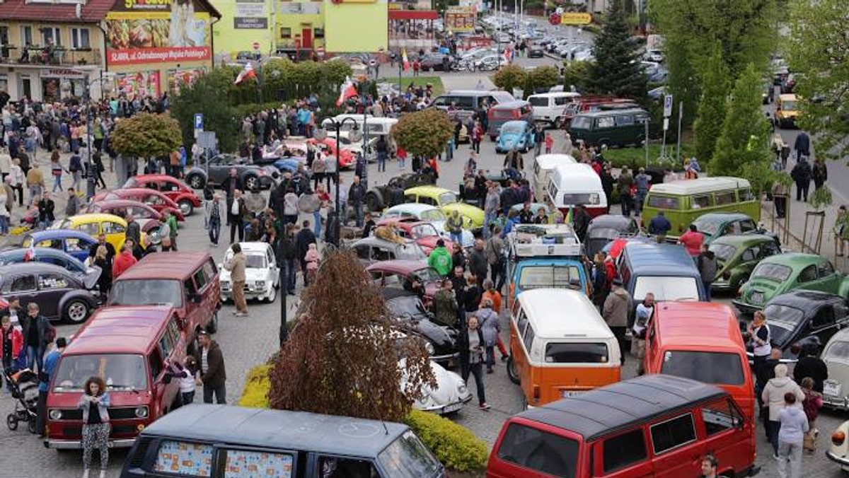 Bieg po akumulator i rzut blokiem – nietypowe atrakcje na sławskim zlocie garbatych bolidów Nad jeziorem w Sławie spotkają się dziś wielbiciele aut VW Garbus. Zorganizowany przez nich zlot potrwa aż do poniedziałku. W planach miłośników motoryzacji znalazły się takie atrakcje jak: Turystyczny Gar-Busowy Rajd, XII leśny Bieg Trzeźwości i Gar-Busowe konkursy: "Bieg po Akumulator" czy  "Wkręt w Głowice".