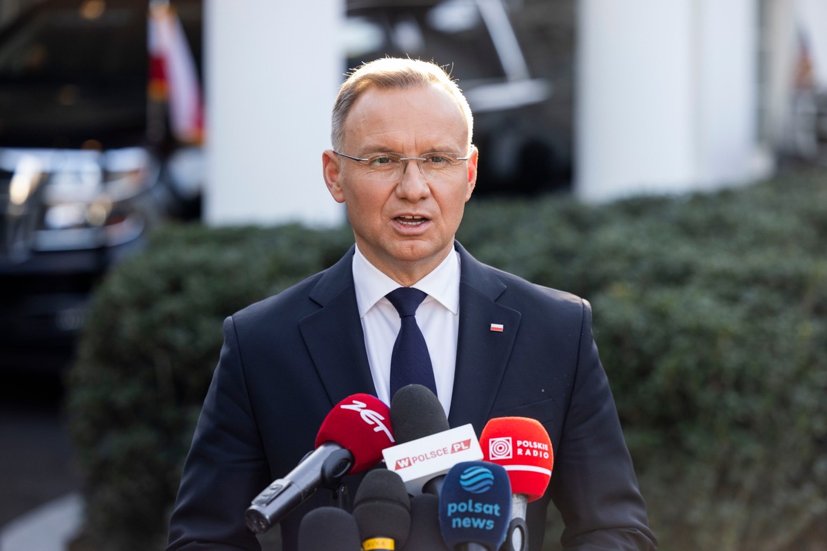 Nie milkną echa wizyty Andrzeja Dudy i Donalda Tuska w USA. Prezydent zabrał głos po spotkaniu z Joe Bidenem w Białym Domu. Uwagę specjalisty od wizerunki zwróciła gestykulacja rękami.