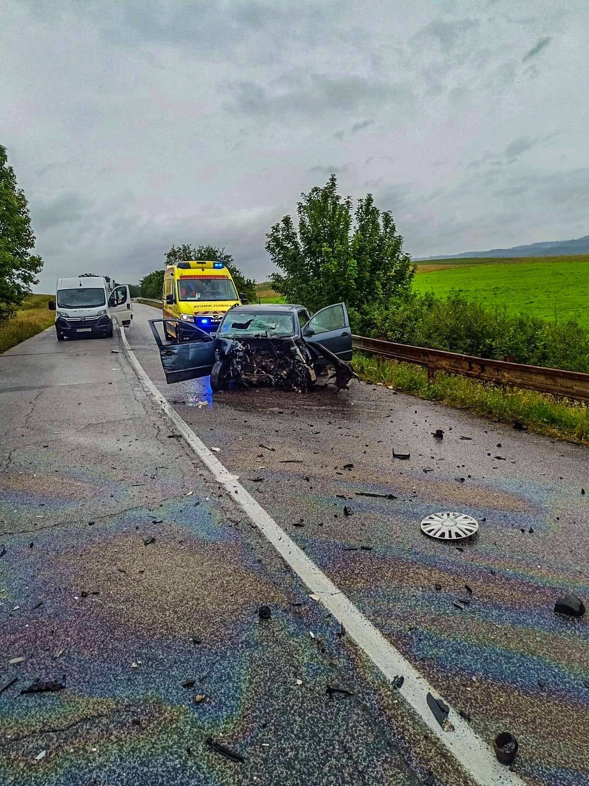 Nehoda autobusu a auta medzi obcami Spišský Hrušov a Spišské Vlachy.