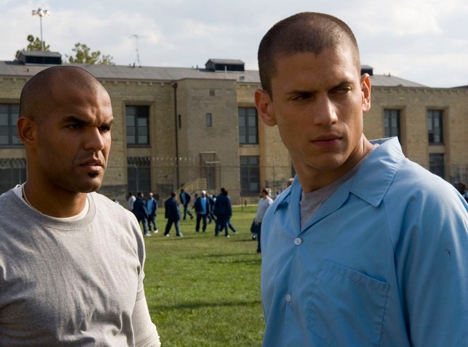 Śmierć Michaela Scofielda, głównego bohatera 'Skazanego na śmierć' kończy serial. Scofield zginął tragicznie, ratując swoją ukochaną Sarę.