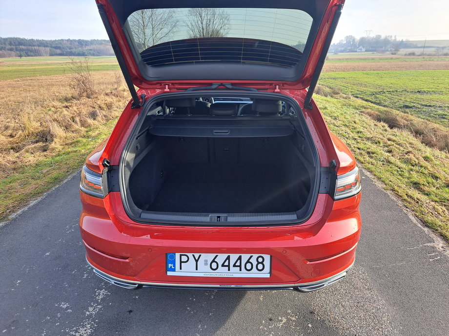 Volkswagen Arteon - bagażnik ma objętość przekraczającą 500 litrów. Nawet niektóre SUV-y oferują mniej.