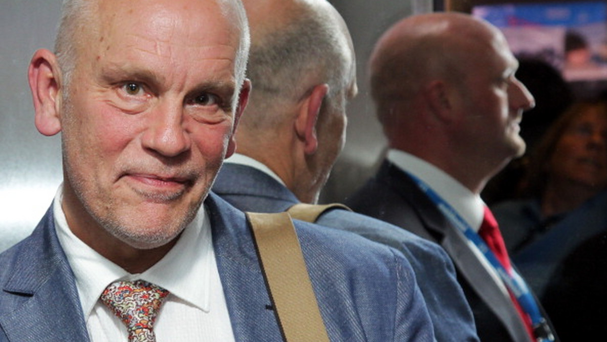 John Malkovich udzielił pierwszej pomocy starszemu mężczyźnie, który zranił się w szyję ostrym elementem.