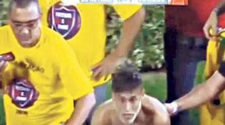 Videó! Alsónadrágra vetkőzött Neymar a pályán