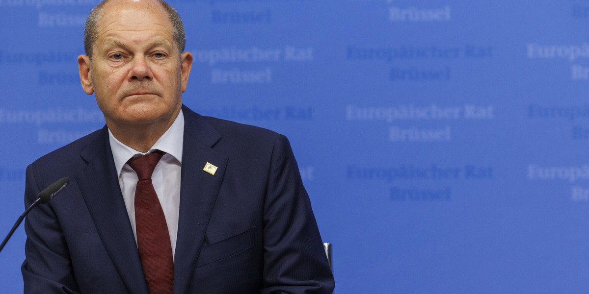 Kanclerz Niemiec Olaf Scholz  podczas konferencji prasowej po obradach drugiego dnia nadzwyczajnego spotkania przywódców UE, 31 maja 2022 r.