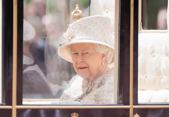 Dlaczego królowa Elżbieta przypina tę samą broszkę na każde urodziny?