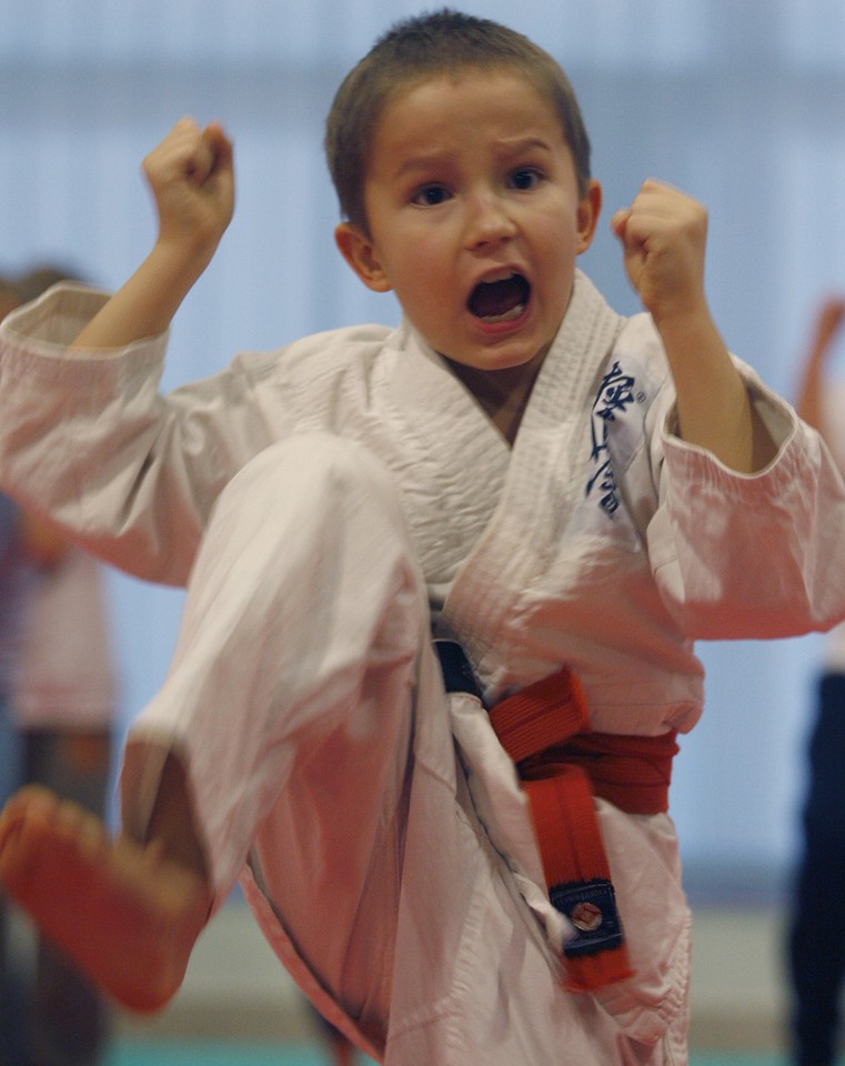 Dzieci ćwiczą na Zimowej Akademii Karate