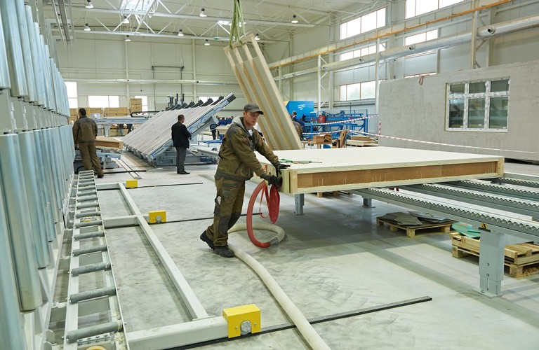 Domy z gdańskiej fabryki są ekologiczne i energooszczędne - są w stu procentach drewniane. Z drewna i materiałów pochodnych, wykonane są wszystkie elementy konstrukcji w tym: ściany, stropy, dach, łączenia. <br><br><br>fot. (aw/zuz) PAP/Adam Warżawa