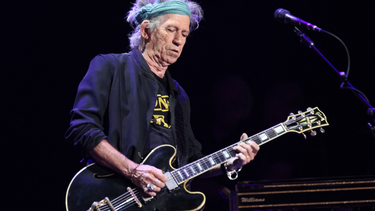 Keith Richards, gitarzysta legendy muzyki rockowej, grupy The Rolling Stones przyznał w wywiadzie, że zespół wraca do studia nagraniowego, dokończyć prace nad nowymi piosenkami, pierwszymi od wydanego w 2005 r. "A Bigger Bang". Jak zdradził Richards, zaraz potem zespół ruszy w trasę koncertową po Stanach. "Jak moglibyśmy przestać?! Robisz to, co kochasz, a co w dodatku kochają także miliony innych ludzi" - mówi gitarzysta w rozmowie z magazynem "Rolling Stone".