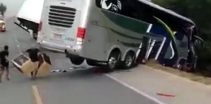 Wypadek autobusu z piłkarzami. Okropne zachowanie świadków. Co robili zamiast pomagać?