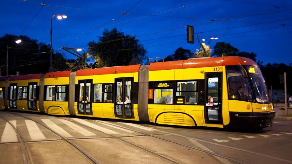 Szykują się spore utrudnienia dla pasażerów tramwajów jeżdżących na warszawską Pragę. W najbliższy weekend, 21-22 marca, pięć linii kursujących w kierunku pl. Wileńskiego, nie będzie jeździło Trasą W-Z. Zostaną skierowane na zmienione trasy. Uruchomione zostaną autobusy zastępcze. Przyczyną utrudnień są prace wodociągowe.