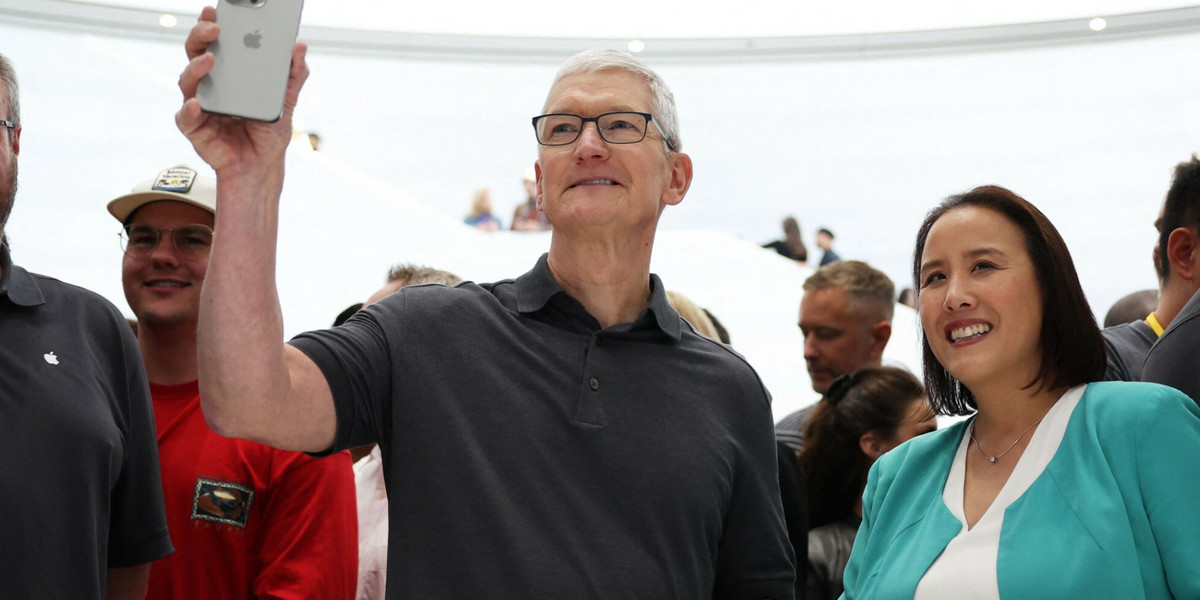 Tim Cook, szef Apple'a, prezentuje iPhone'a 15 we wrześniu 2023 r.