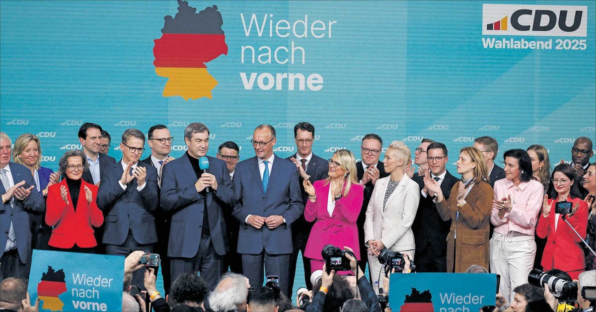 Największe powody do zadowolenia ma centroprawica: Markus Soeder, premier rządu landowego Bawarii i lider CSU przemawia w trakcie wieczoru wyborczego tuż obok Friedricha Merza, szefa CDU i najpewniej przyszłego premiera Niemiec