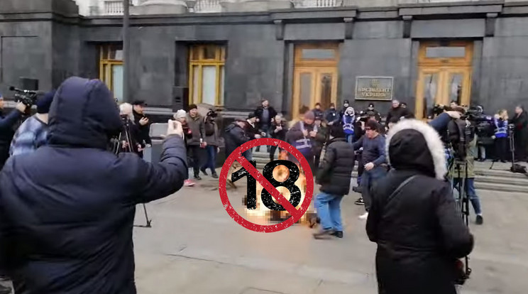 A kijevi elnöki palota előtt gyújtotta fel magát a férfi / Foto: Youtube