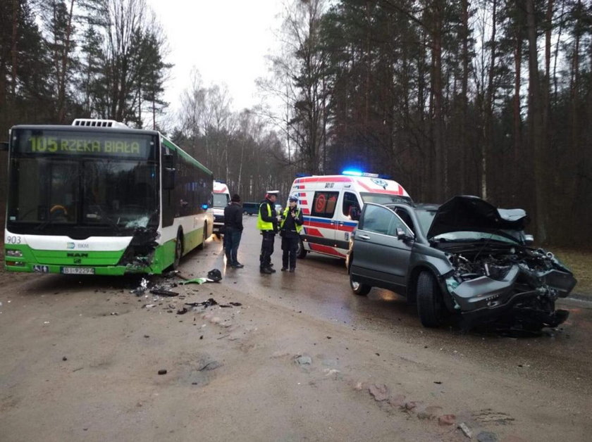 Wypadek pod Białymstokiem. Honda zderzyła się z autobusem. Są ranni