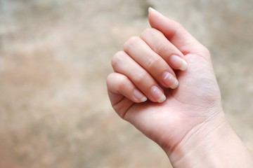 A cinkhiány tünetei között szerepelnek a lassú sebgyógyulás, étvágytalanság, fogyás, hajhullás, töredezett körmök, bőrproblémák (szárazság, ekcéma), csökkent íz- és szaglás, valamint az immunrendszer gyengülése és gyakori fertőzések.