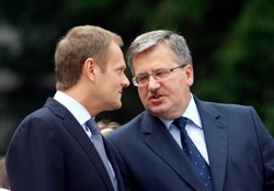 Tusk i Komorowski tracą. Słupki poparcia poleciały w dół