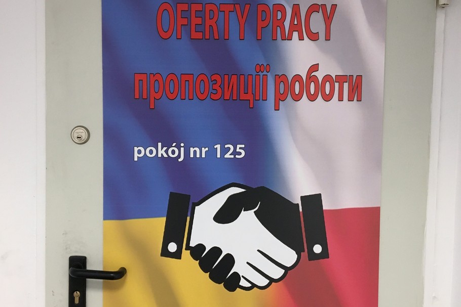 Polscy przedsiębiorcy angażują się w pomoc Ukraińcom. Oferują pracę, rezerwują przy granicy noclegi dla rodzin pracowników i załatwiają transport do różnych miejscowości w kraju, organizują opiekę nad dziećmi, dopłacają do wynajmowanych mieszkań, organizują punkty konsultacyjne oraz wspierają organizacje humanitarne, które pomagają uchodźcom