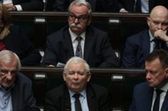 12.05.2022 Warszawa, ulica Wiejska. Sejm. Drugi dzień 54. posiedzenia Sejmu IX kadencji. Prezes PiS Jarosław Kaczyński, minister obrony narodowej Mariusz Błaszczak i wicemarszałek Sejmu Ryszard Terlecki.