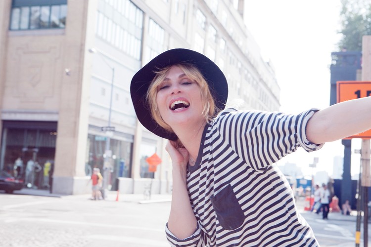 Pani Polańska znów śpiewa. Emmanuelle Seigner na nowych zdjęciach