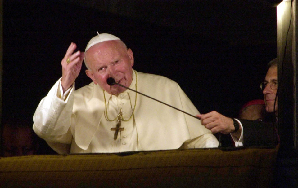 Papież Jan Paweł II w oknie przy ul. Franciszkańskiej w Krakowie