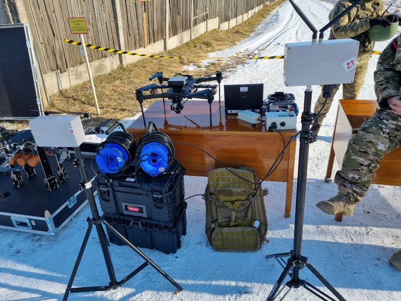 Dron zespołu Tarasa wraz z całym oprzyrządowaniem podczas testów poligonowych.