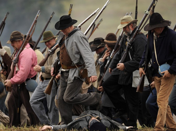 Nikogo nie martwią zwłoki jednego z żołnierzy. Wiadomo, poleżą chwilę i wstaną