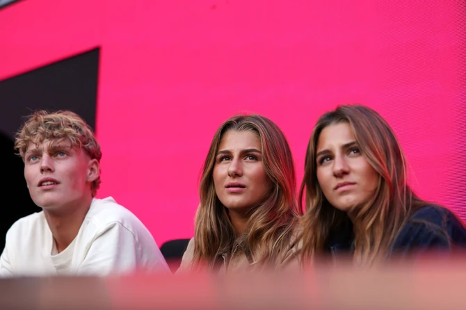 Kris Hjuit, Mila i Šarlin Federer