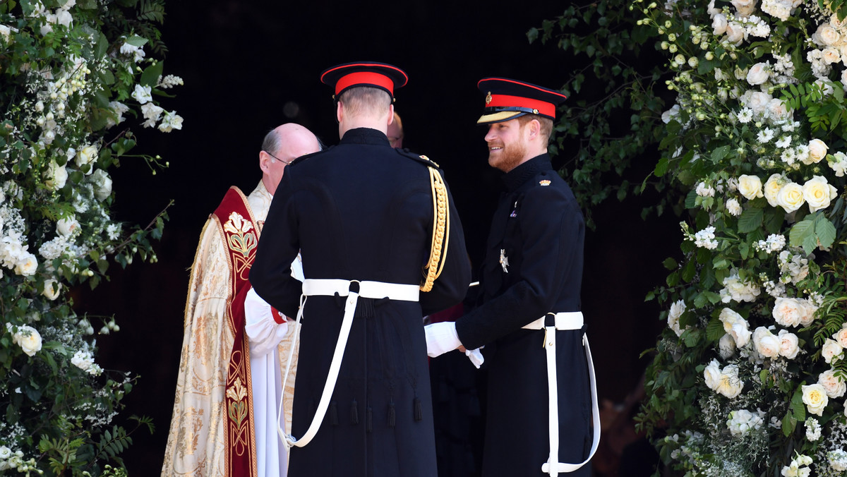 Książę Harry z bratem pojawili się już w kaplicy św. Jerzego. Chwilę pozowali i witali się z tłumem, teraz są już w zamkowej kaplicy. Uwagę zwróciła... broda księcia Harry'ego - nie zgolił jej, łamiąc tym samym kolejny punkt dworskiej etykiety.