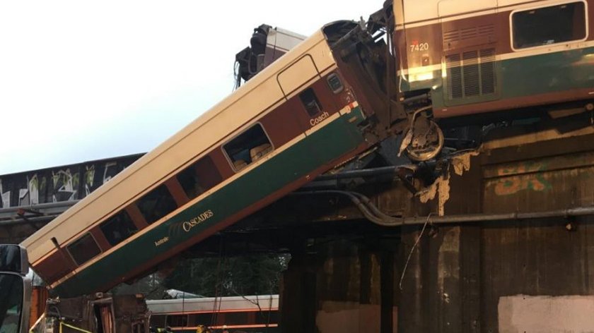 Waszyngton. Pociąg wykoleił się na moście, wagon spadł na autostradę