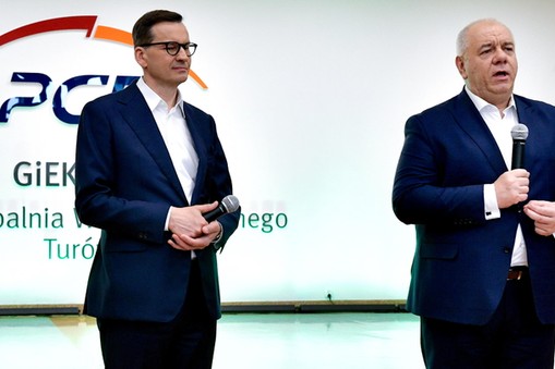 Mateusz Morawiecki i Jacek Sasin podczas wizyty na terenie Kopalni Węgla Brunatnego Turów w Bogatyni. 07.06.2023 r.