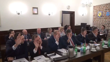 spóźniona uchwała też może być oceniana przez sąd