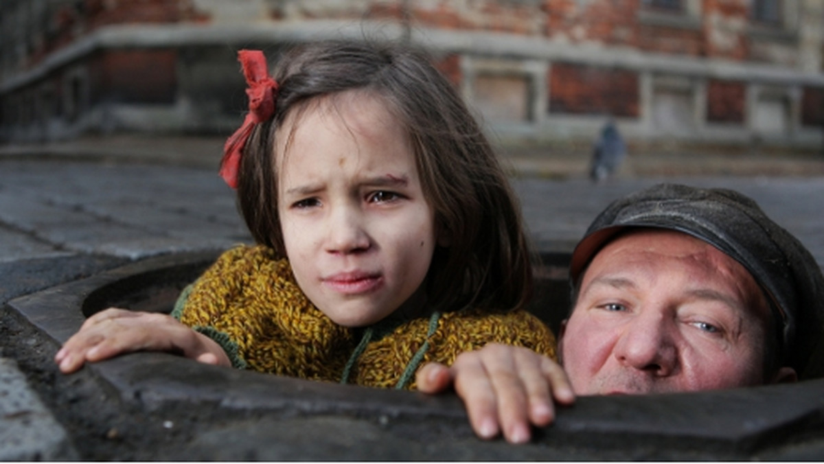 Film Agnieszki Holland "W ciemności" został nagrodzony na 23.Festiwalu Filmu Polskiego w Ameryce (PFFA). Polski kandydat do Oscara 2012, w kategorii najlepszego filmu nieanglojęzycznego, otrzymał w Chicago nagrodę Złotych Zębów przyznawaną przez publiczność.