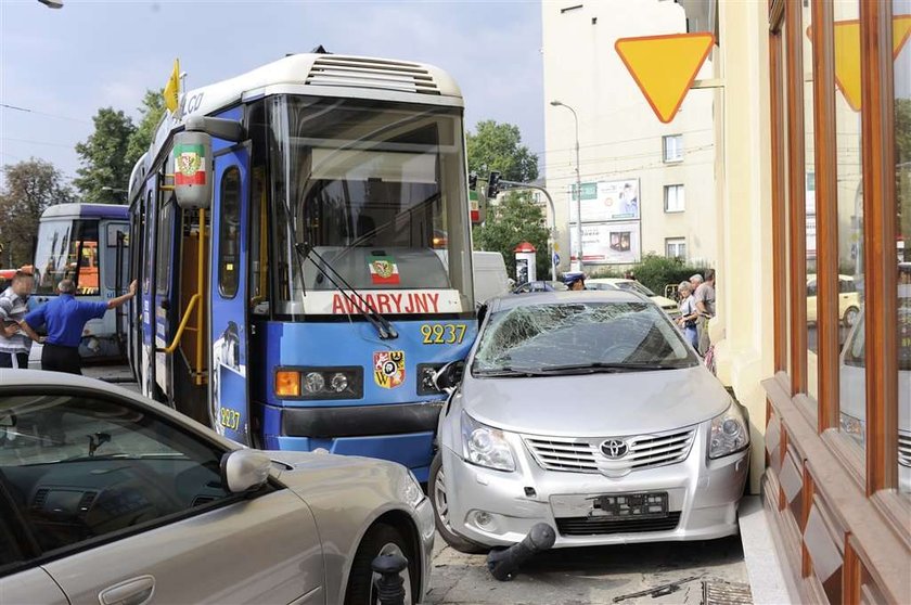 Tramwaj wjechał w sklep