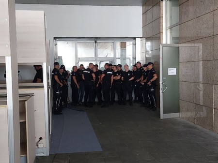 Polizei auf der Tragödienmesse in Novi