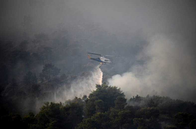 Strażacy walczą z rozprzestrzeniającym się pożarem na greckich wyspach