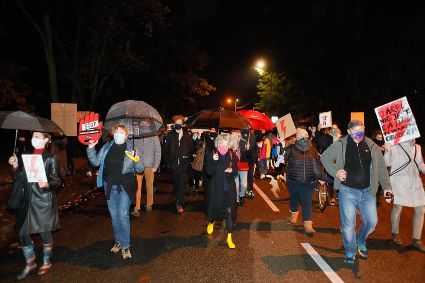 Emocje sięgają zenitu. Masowe protesty po wyroku ws. aborcji kontra apel premiera