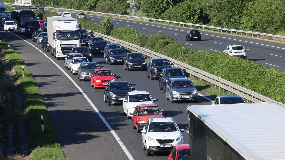 Egy utasokkal teli busz ütközött egy autóval Pest vármegyében, mentők a helyszínen