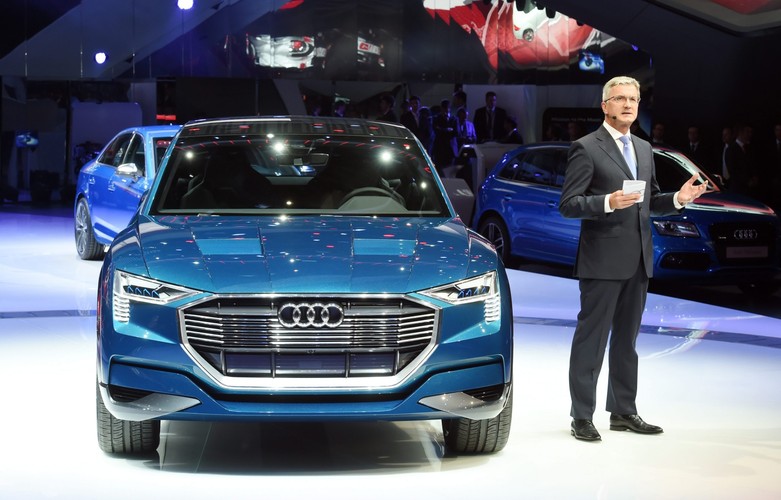 Dyrektor generalny Audi - Rupert Stadler - prezentuje nowy wersję Audi e-tron quattro