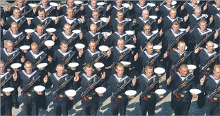 Firmy szyjące mundury nabite w bawełnę: cena na światowych rynkach skoczyła z 1,8 do 4,5 tysiąca dolarów za tonę