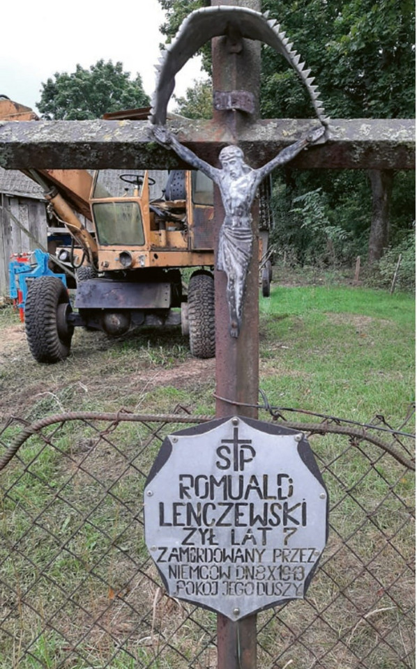 Krzyż upamiętniający tragiczną śmierć Romualda Lenczewskiego w miejscu, które uznawano za jego mogiłę. Tabliczka wskazuje błędnie przyjętą datę śmierci. Późniejsze ustalenia pozwoliły zweryfikować tę informację, Leńce 2020 r.