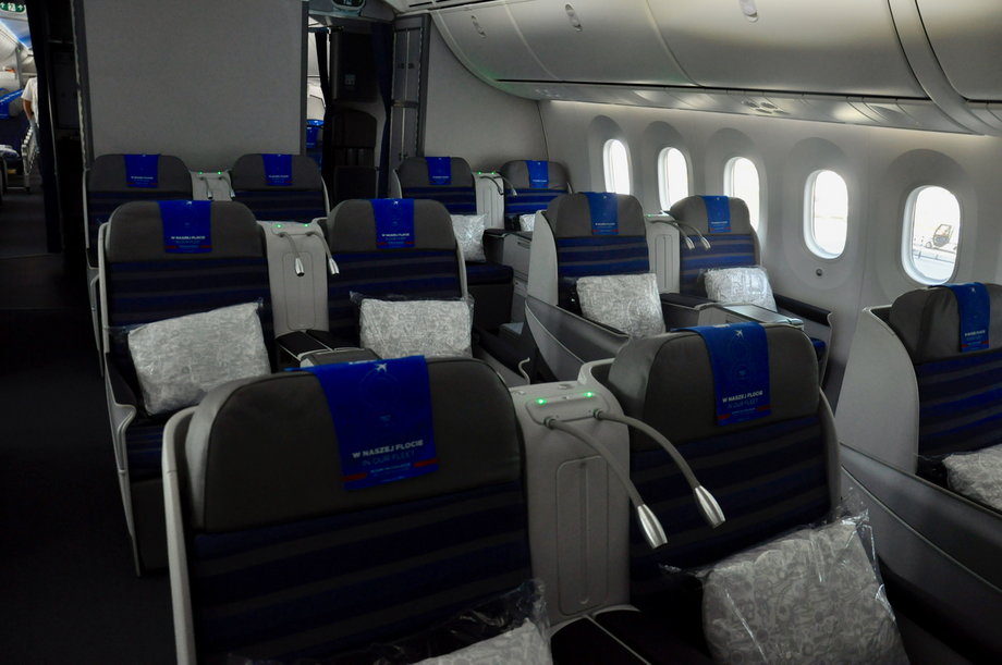Boeing 787-8 Dreamliner ma 18 miejsc w klasie biznes, 21 w klasie premium economy...
