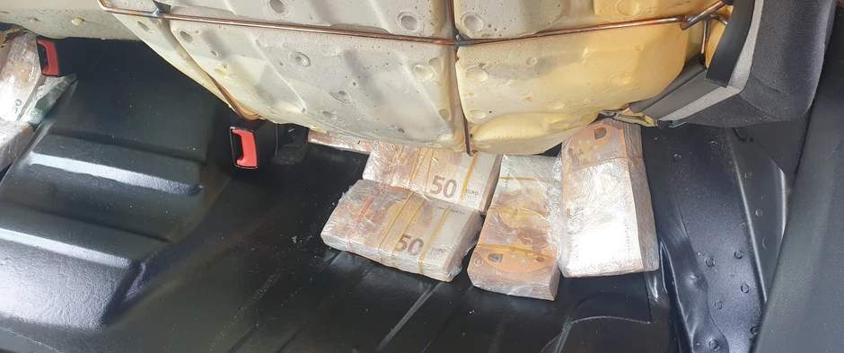 Sveznjevi novca ispod zadnjeg sedišta 