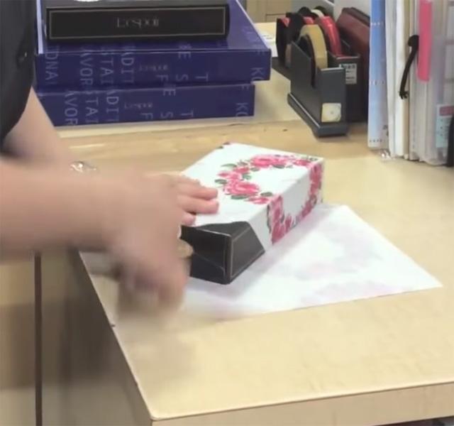 Így csomagolhatod be az ajándékot 12 másodperc alatt! (videó) - Blikk Rúzs