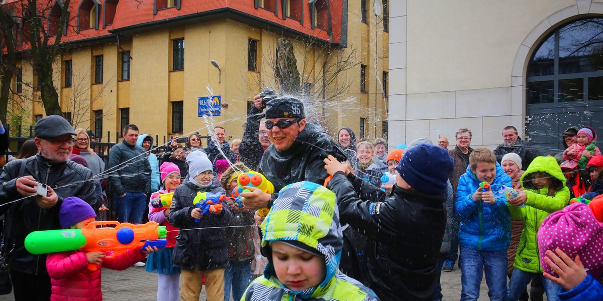 Śmigus Dyngus w Łodzi, w parafii Matki Boskiej Anielskiej 