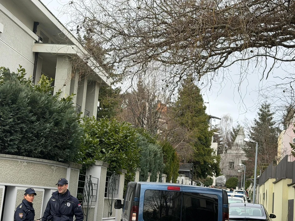 Prve slike ispred vile Zdravka Čolića na Dedinju, policija vrši uviđaj