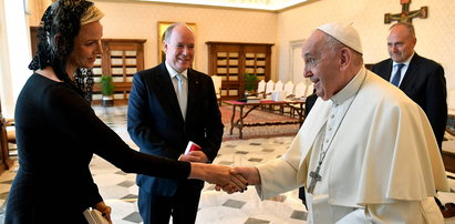 Księżna Monako wybrała dość kontrowersyjną kreację na spotkanie z papieżem