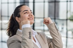 6510 złotych – to minimalne wynagrodzenie po podwyżkach. Do tego wyrównanie za trzy miesiące. Kto dostanie takie pieniądze?